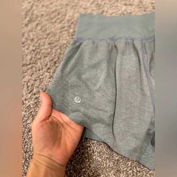 Lululemon Seamless Moves Short 2.5” Magnet Grey , size 4 - Picture 4 of 9